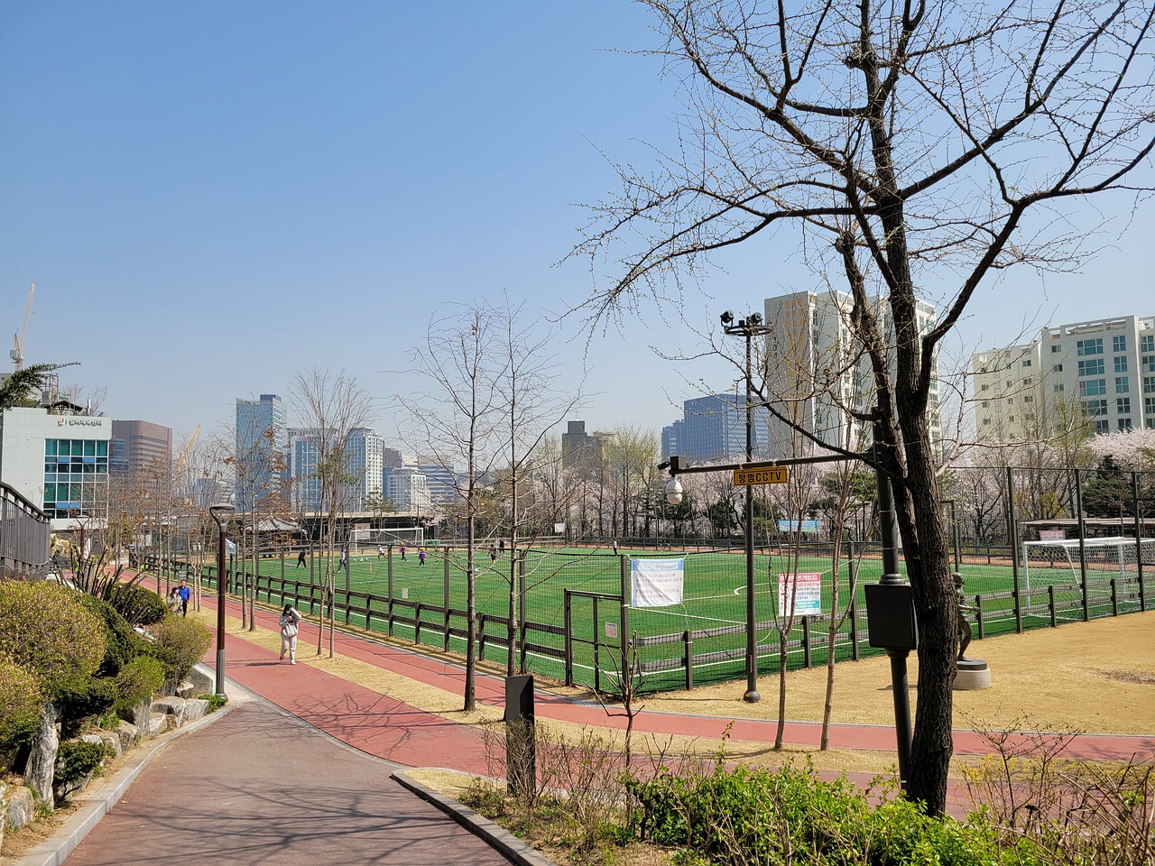 每体：巴萨仍未对莱万做决定，在关注小蜘蛛、凯恩、吉拉西等